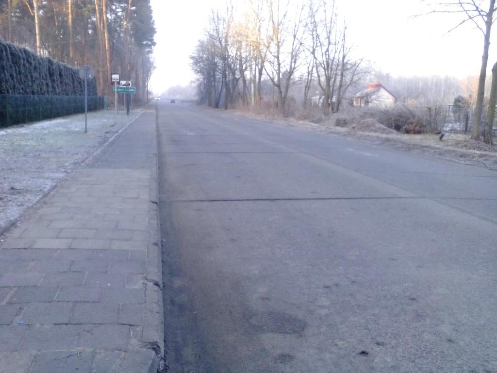 Fotografia 6 Droga powiatowa w Pustkowie-Osiedlu Źródło: Urząd Gminy w Dębicy Pod względem technicznym i przestrzenno-funkcjonalnym obszar rewitalizacji charakteryzuje się wieloma kontrastami.