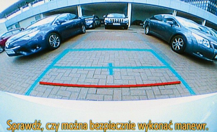 KAMERA COFANIA Parkuj tyłem bezpieczniej, używając kamery cofania. Czytelny kolorowy obraz na ekranie pozwoli Ci dostrzec ukryte zagrożenia i z łatwością zaparkować.