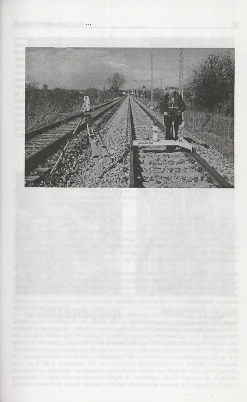 Analiza porównawcza metod 81 Rys.3. Pomiar wózkiem GPR3000 na odcinku testowym Fig.3. Measuring trolley GPR3000 on the test section Pomiary przeprowadzono na torze nr 1 w dwóch etapach.
