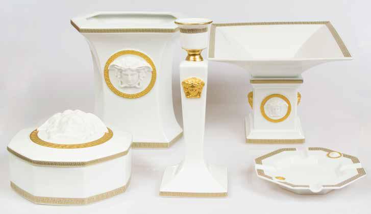 108 105. Komplet Rosenthal meets Versace proj. Gianni i Donatella Versace, Niemcy, Rosenthal, lata 90. XX w. porcelana, złocenia wym.: popielniczka: 13,5x13,5 cm, świecznik:wys.