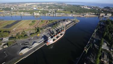 nawozów, szeroką gamą sprzętu zmechanizowanego, w tym