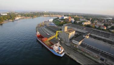 Ruch pasażersko- samochodowy obsługuje prom, który zapewnia połączenie do