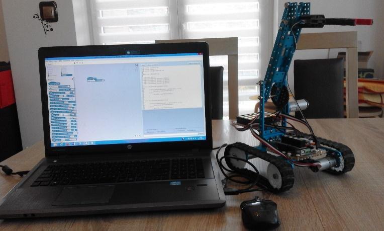 Uczniowie mieli możliwość zacząć od złóżenia robota i graficznego języka mblock opartego na Scratch 2.0.