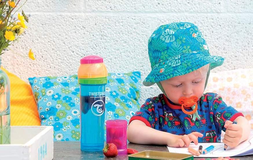 KOLOROWY TWISTMIX Produkty szwedzkiej marki Twistshake wyróżniają się bezpieczeństwem i nowoczesnym wzornictwem. Butelki wykonane są w żywych kolorach, które przyciągają uwagę dzieci.