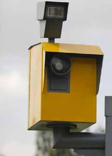 STOŁECZNE FOTORADARY ZMIENIAJĄ UŻYTKOWNIKA Warszawskie fotoradary będą wykorzystywane przez Główny Inspektorat Transportu Drogowego. Straż Miejska m.st. Warszawy podpisała umowę użyczenia systemu obejmującego 27 urządzeń stacjonarnych.