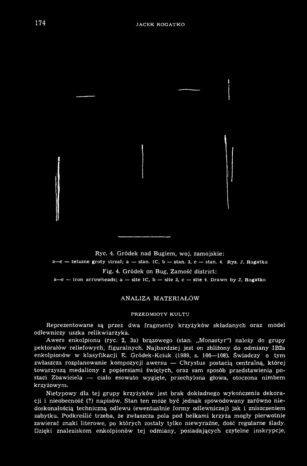esowato wygięte, przechylona głowa,, otoczona nimbem krzyżowym. Nietypowy dla tej grupy krzyżyków jest brak dokładnego wykończenia dekoracji i nieobecność (?) napisów.