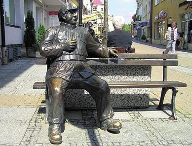 Z uwagi na ograniczenia czasowe rozpatrzono tylko trzy warianty: most wiszący, łukowy i extradosed (rys. 1). Most podwieszony celowo został pominięty z uwagi na wysokość pylonów.