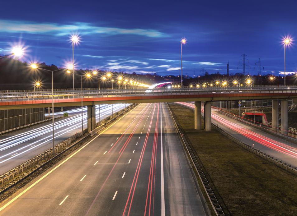 OPRAWY ULICZNE STREET LIGHTING Co się liczy na drodze? Bezpieczeństwo. Tego zaś nie ma bez dobrego oświetlenia.