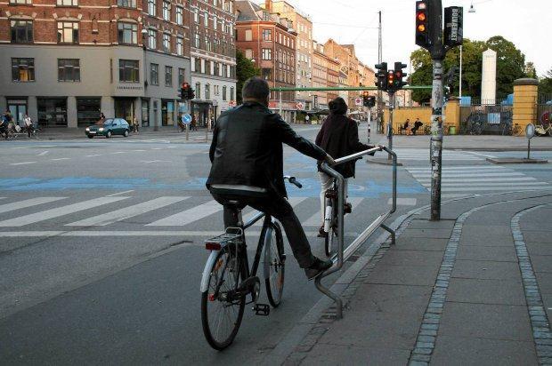 Stolica Danii Kopenhaga jest natomiast pionierem w zakresie innowacyjności stosowanych rozwiązań mających na celu ułatwienie życia rowerzystom. Do najciekawszych zaliczyć można: 1.