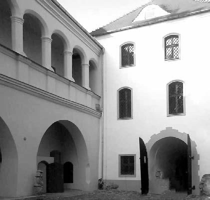 Zamek w Krośnie Odrzańskim, stan z 2008 r. Ze zbiorów WiMBP w Gorzowie Wlkp. Schloss in Corssen (Oder), Zustand 2008 Wojewodschafts- und Stadtbibliothek in Gorzów Wlkp. kamiennymi murami kurtynowymi.