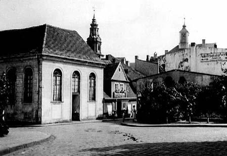 Zmieniający się w protestanckiej Brandenburgii światopogląd i potrzeba unowocześnienia państwa zaowocowały edyktem z 1671 roku, w którym Wielki Elektor Fryderyk Wilhelm zezwolił Żydom na powrót,