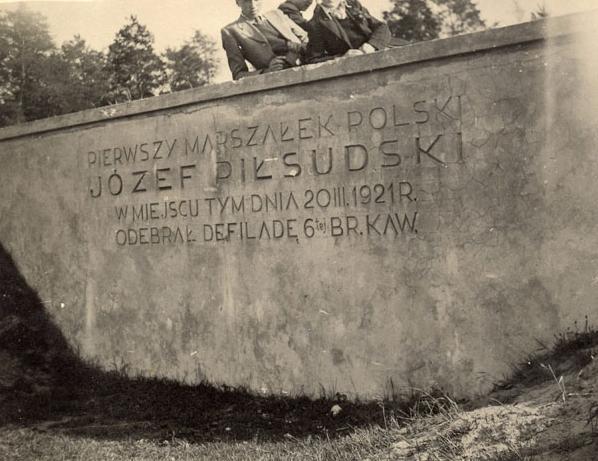 Do wojny wykonano tylko postument, uroczyście odsłonięty w pierwszą rocznicę śmierci głównego twórcy państwa polskiego.