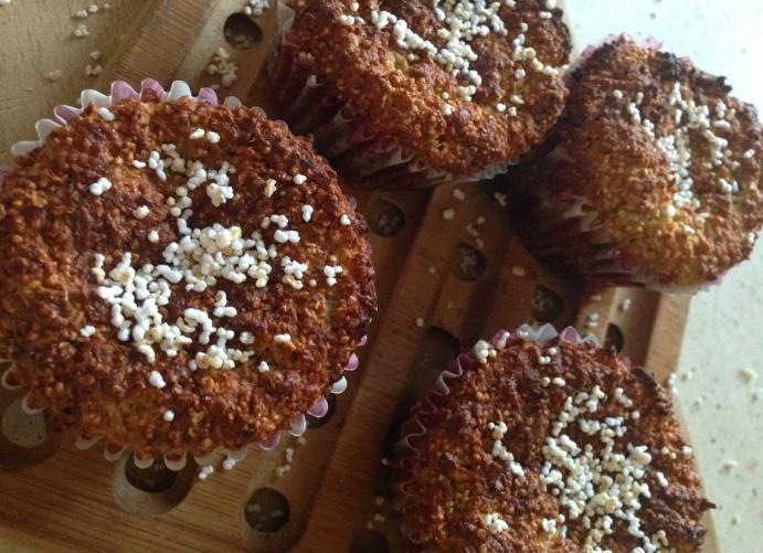 Muffinki amarantusowe z rabarbarem SKŁADNIKI - mąka z amarantusa (1/2 szklanki) - mąka pszenna razowa (1 szklanka) - cukier trzcinowy (1/2 szklanki) - soda oczyszczona (1 łyżeczka) - proszek do