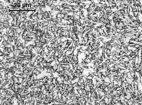 a\ b\ Rys.1. Mikrostruktura badanych złączy. Powiększenie 500. Trawiono Nitalem. a/ Spoina b/ Strefa wpływu ciepła. Fig 1. Material microstructure of investigated welds. Enlargement x500.