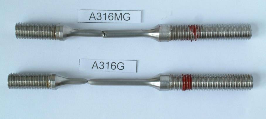 A316MG (a) A316G (b) Rys. 8.64. Widok próbek z materiału rodzimego stali 316L zerwanych podczas próby SSRT w środowisku korozyjnym (a) i obojętnym (b) D2205MG (a) (b) D2205G (b) (b) Rys. 8.65.