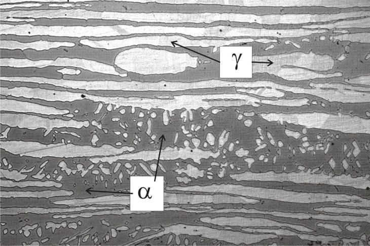 jest przyczyną anizotropii właściwości mechanicznych.