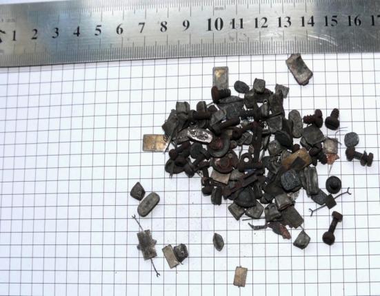 Do przetopu użyto1450,0g czystego złomu Al do którego dodano frakcję magnetyczną o łącznej masie 143,0g. Uzyskano wlewek o masie 1568,0g.
