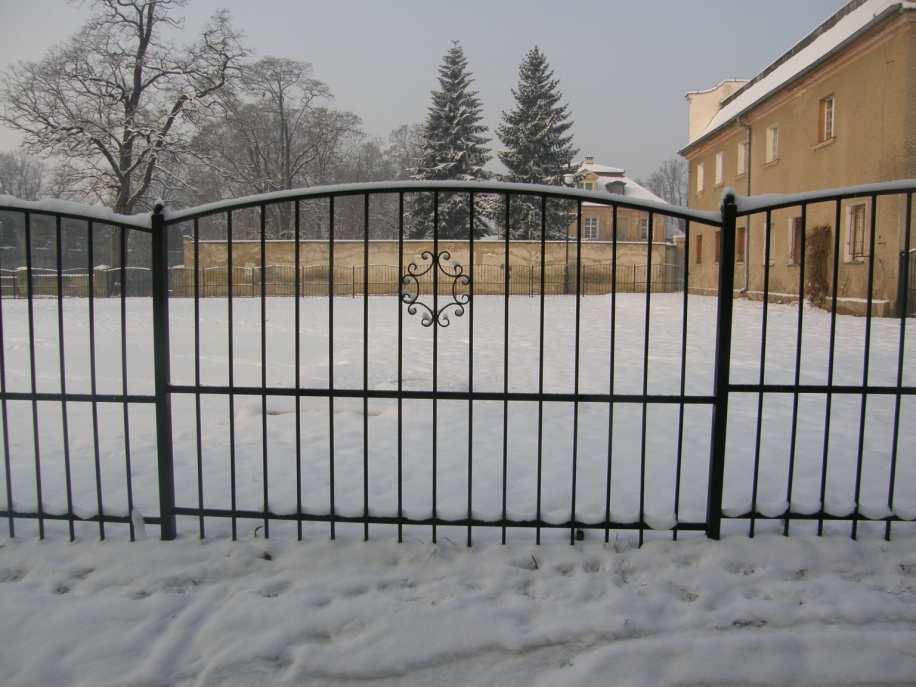 2.2.31. Segment ogrodzeniowy z profili stalowych słupki 50x50 mm, poprzeczki 30x20 mm, pręty pionowe 14 x14 mm w rozstawie co 120 mm. Element ozdobny. Proponowany wygląd: 2.2.32.