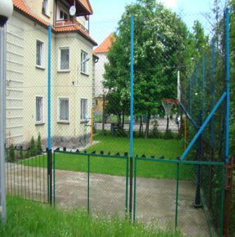 O Nas Szkoła mieści się w 3 poziomowym budynku przy ul. Kopernika 7 w Giżycku.