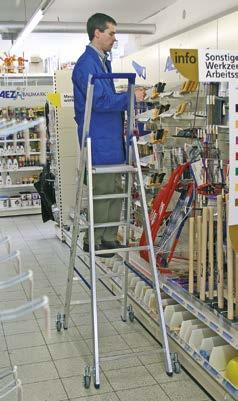 drabiny + aluminiowa, ryflowana, antypoślizgowa platforma z zawiasami po obu stronach + zamocowane w metalowych obejmach wytrzyma³e pasy ograniczaj¹ce rozstaw (od 6 stopni) + mocne, wpustowe
