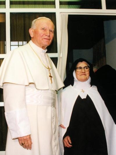 Zobowiązujący charakter Orędzia Fatimskiego Jeśli Kościół zaakceptował orędzie z Fatimy, stało się tak przede wszystkim dlatego, że orędzie to zawiera prawdę i wezwanie samej Ewangelii.