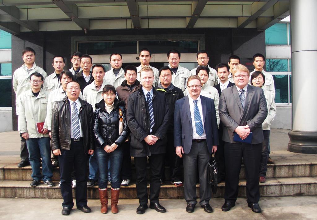 Strona 3 W pierwszym rzędzie: Pan Steven Wang, Dyrektor Generalny fabryki Manfield Changzhou, Pani Yuan Yuan z chińskiej spółki sprzedażowej Teknos, Pan Ville Tuominen, Dyrektor Zarządzający