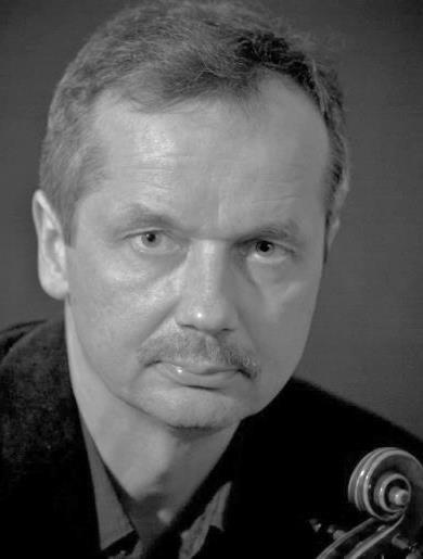 Piotr Reichert Ukończył Akademię Muzyczną w Sofii, w klasie altówki prof. Aleksandra Nejnskiego.