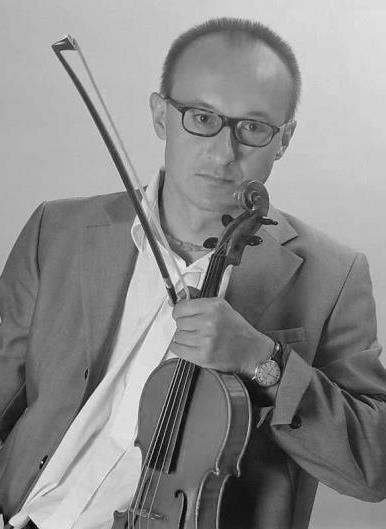 Krzysztof Bakowski ʻ Urodzony w Warszawie, Krzysztof Bąkowski kontynuuje rodzinne tradycje muzyczne.