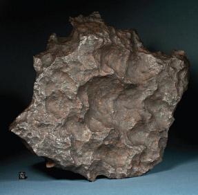 Fot. 3. Okaz z by³ej kolekcji Zeitschela wa ¹cy 21,4 kg. Na tej bryle o kszta³cie piêciok¹ta i p³askim profilu ze spiczastymi zakoñczeniami widaæ umiarkowane skutki wietrzenia glebowego.