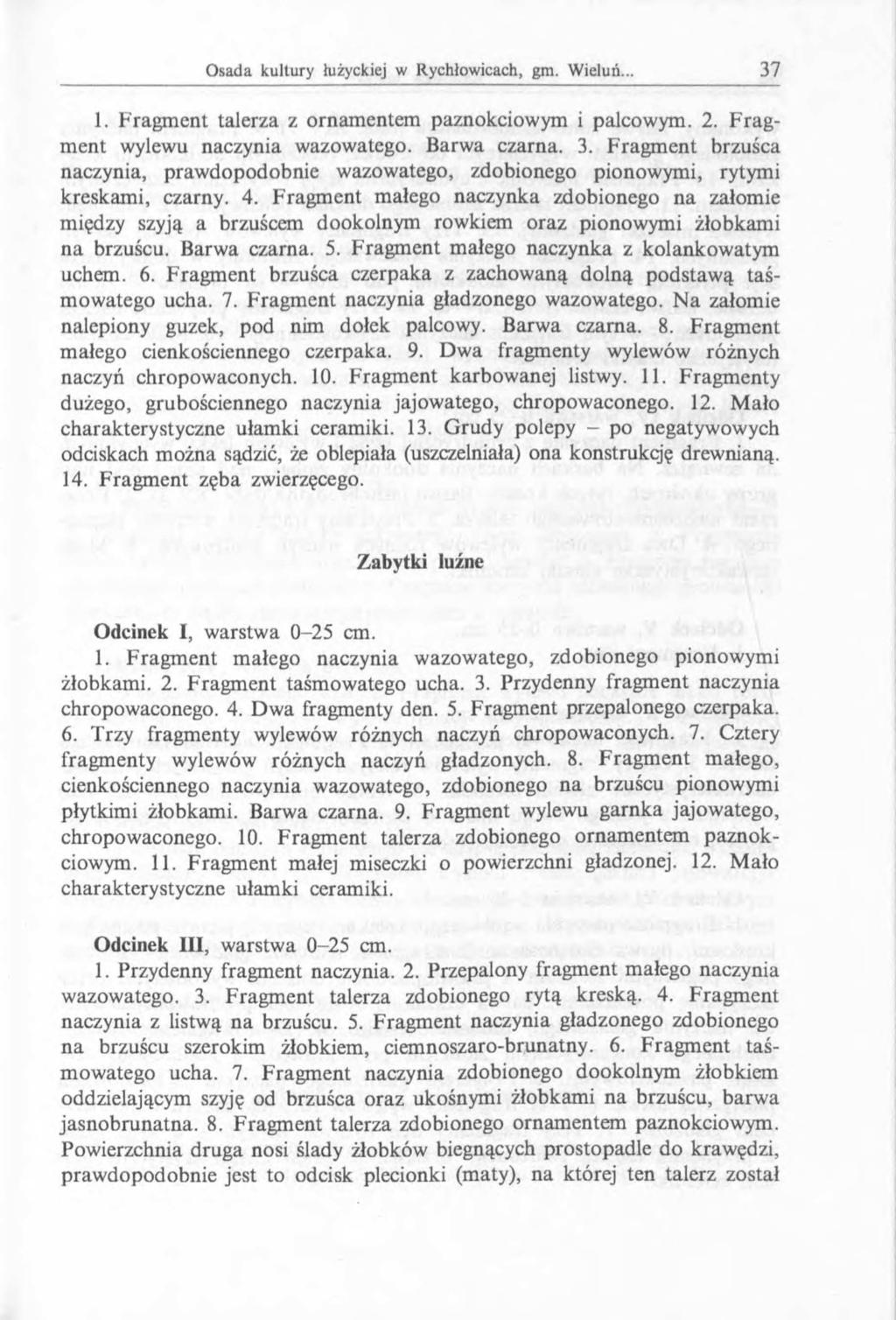 1. F ragm ent talerza z ornam entem paznokciowym i palcow ym. 2. F ra g - m ent wylewu naczynia wazowatego. Barwa czarna. 3.