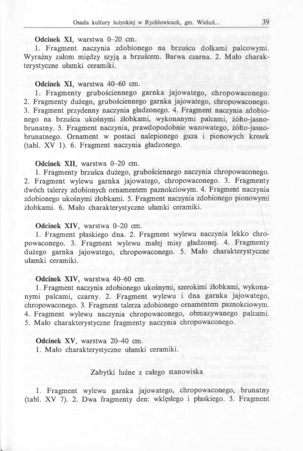 Odcinek XI, w arstw a 0-20 cm. 1. F ragm ent naczynia zdobionego na brzuścu dołkam i palcow ym i. W yraźny załom m iędzy szyją a brzuścem. Barwa czarna. 2.