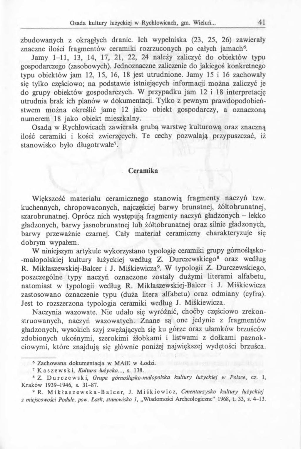 zbudowanych z okrągłych dranic. Ich wypełniska (23, 25, 26) zawierały znaczne ilości fragm entów ceram iki rozrzuconych po całych jam ac h 6.