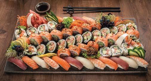 Nigiri łosoś x4, nigiri tuńczyk x2, nigiri krewetka x4, nigiri dorada x4, nigiri węgorz x2, hoso łosoś x6 hoso ogórek x6, hoso tuńczyk x6, california gold surimi, łosoś x8, futo łosoś, surimi x6