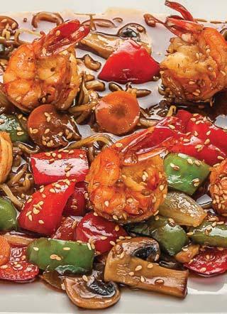 makaron ryżowy z jajkiem, kiełkami mung i orzechami Fried rice noodle