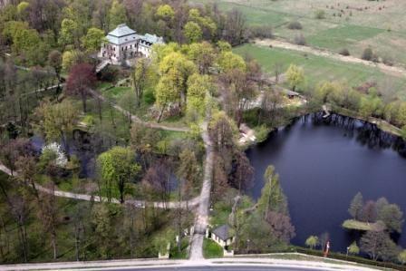 Usytuowany jest w pobliżu dwóch malowniczych stawów w starannie utrzymanym parku krajobrazowym, należącym do najcenniejszych zabytkowych parków w Polsce wpisanych na listę dziedzictwa narodowego.