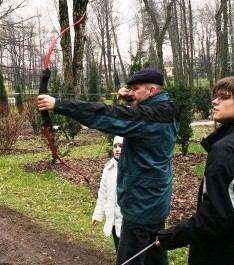 strzelanie z wiatrówki do tarczy stanowisko: karabinek pneumatyczny, tarcza, śrub strzelniczy, sędzia. Wszyscy zawodnicy oddają po 5 strzałów z broni długiej do tarczy z odległości 7m.