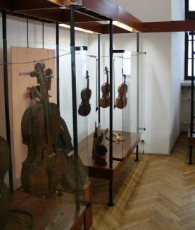 W rynku znajduje się kościół farny pod wezwaniem św. Zygmunta ufundowany w 1493 roku przez Jakuba Szydłowieckiego.