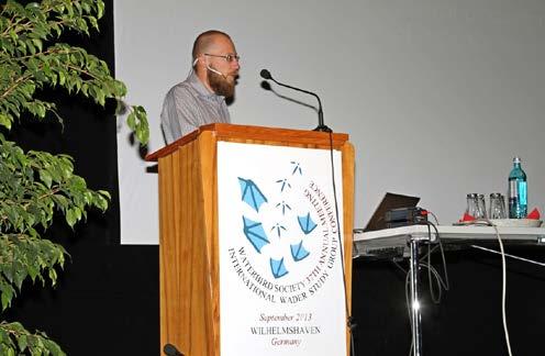 Fot. 1. Mateusz Ledwoń podczas wygłaszania prezentacji o ekspansji rybitwy białowąsej w Polsce (fot. R. Nagel) Photo 1.