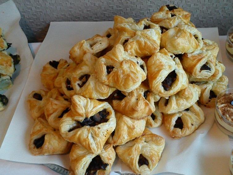 DODATKI pieczyw mieszane (ciemne z ziarnami, jasne typu francuz, bagietka, chrupkie) - 50g 1,00 zł masł - 20g 0,60 zł masł czsnkwe - 20g 0,70 zł salsa pmidrwa - 20g