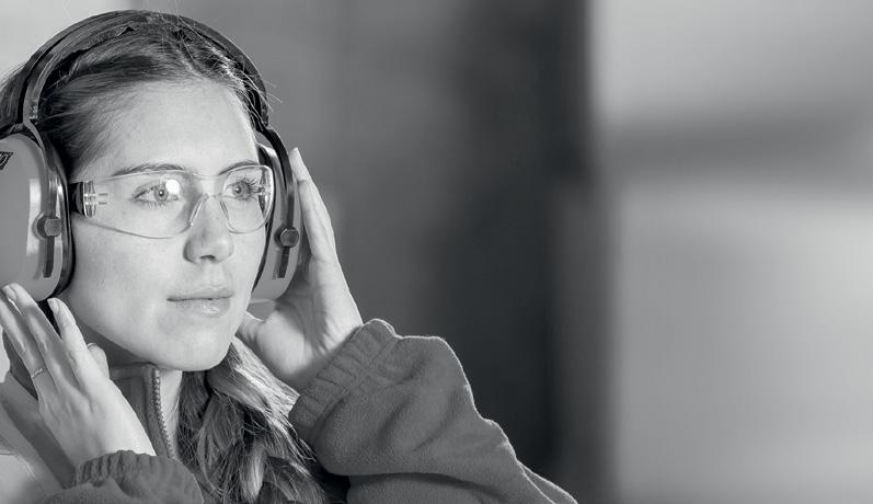 Bezpieczeństwo pracowników Warunki w jakich wykonują swoje obowiązki zawodowe nasi pracownicy są dla nas bardzo ważnym aspektem, ponieważ najważniejsze jest życie i zdrowie człowieka.