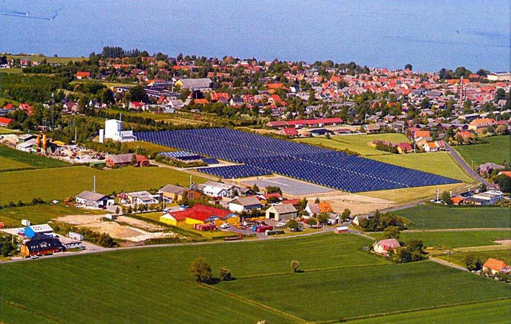 Kolektory słoneczne bywają w Danii montowane przede wszystkim bezpośrednio na ziemi, co jest szybsze i tańsze od ich instalowania na dachach. W tym kraju roczne nasłonecznienie wynosi 1.800 godzin.