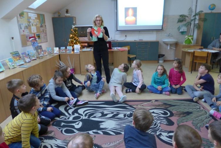 Podczas zajęć dzieci słuchały fragmentów książek czytanych przez panie bibliotekarki oraz brały aktywny w