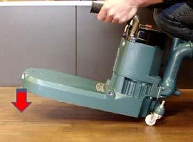Unieść tarczę, tak aby maszyna opierała się na podłodze na kołach, a następnie nacisnąć zielony przycisk włączania (ON). 7.