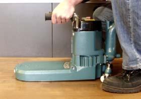 Aby zatrzymać maszynę, należy podnieść tarczę, tak aby maszyna opierała się na podłodze na kołach, a następnie nacisnąć czerwony przycisk wyłączania (OFF).