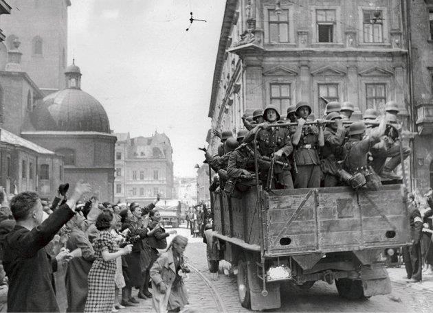 Od 1941 Lwów dostaje się pod okupacje niemiecką. Wprowadzono zakaz gry w piłkę.