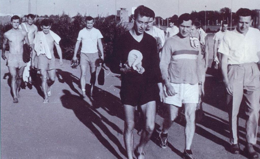 W latach 1960-1966 pracuje w klubach Legia Warszawa, Lublinianka