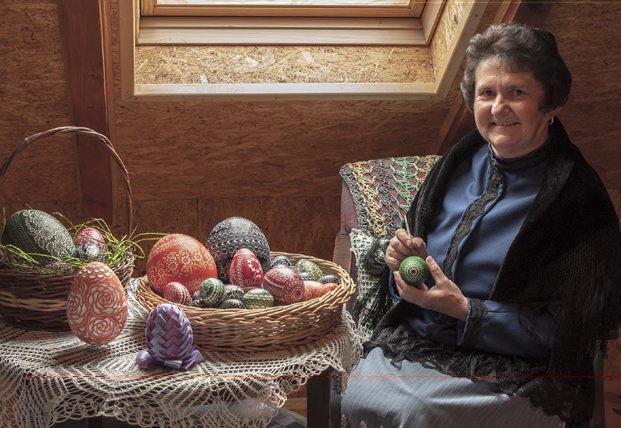 Pani Teresa podtrzymuje tradycję, jaką jest barwienie jaj w naturalny sposób, czyli gotowanie w wywarze z łupin cebuli.