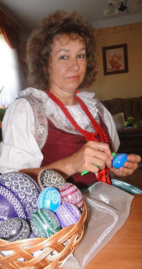 Zyta Junghardt kolejna mieszkanka Malni, która od wielu już lat zajmuje się drapaniem kroszonek, na których umieszcza kwiaty i różnego rodzaju szlaczki.