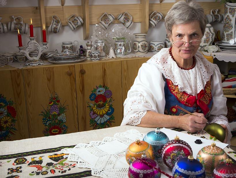 Agnieszka Okos Agnieszka Okos mieszkanka Tarnowa Opolskiego zainspirowana przez babcię, która zajmowała się twórczością ludową.