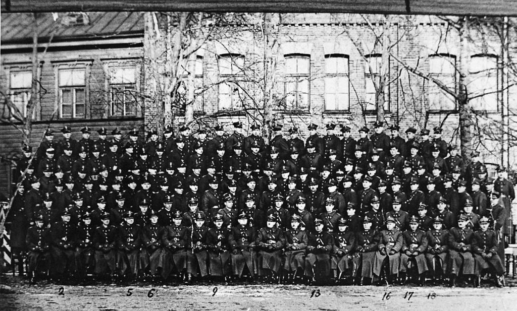 598 Kadra oficerska i podoficerska 83 pp, Kobryń 1937 r. Na zdjęciu widoczni oficerowie, którzy brali udział w dzialaniach SGO Polesie. Dolny rząd (siedzący) od lewej: czwarty por. K. Ślizewicz, piąty por.